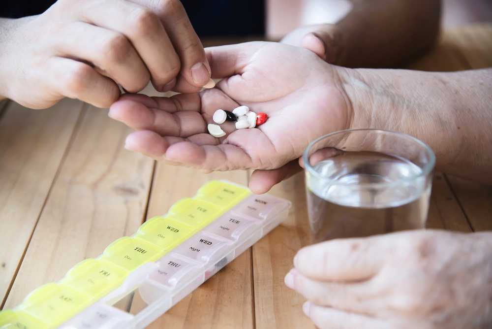 Tablety s vodou, které drží v rukou paní 